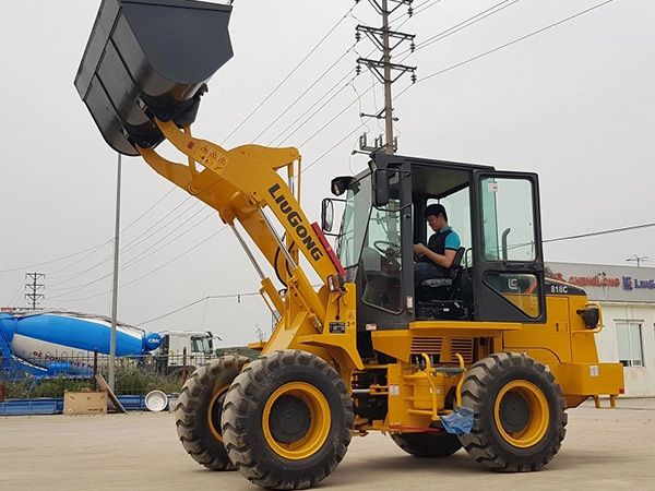 Xe máy xúc lật LiuGong CLG818C gầu 1.3m3