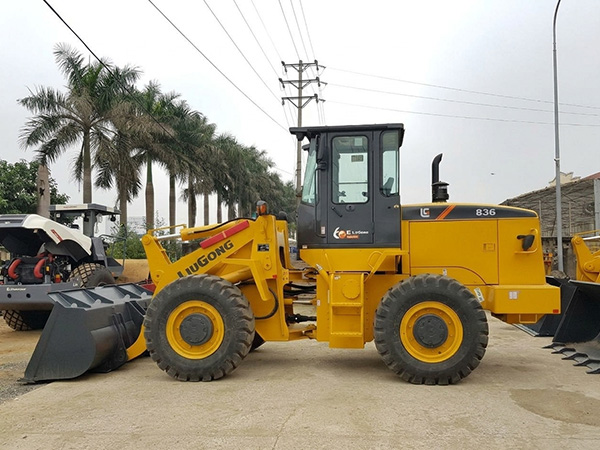 Xe máy xúc lật LiuGong CLG836 gầu 1.7m3