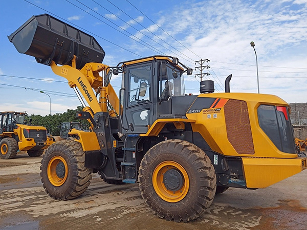 Xe máy xúc lật LiuGong CLG842H gầu 2.7m3
