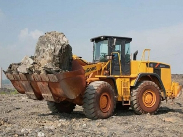 Xe máy xúc lật LiuGong CLG862 sức nâng 6 tấn gầu 4.5m3